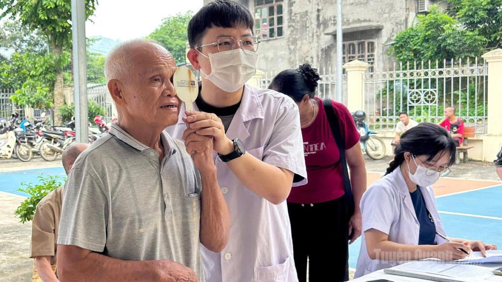 Cán bộ y tế khám bệnh cho người dân xã Yên Phú.