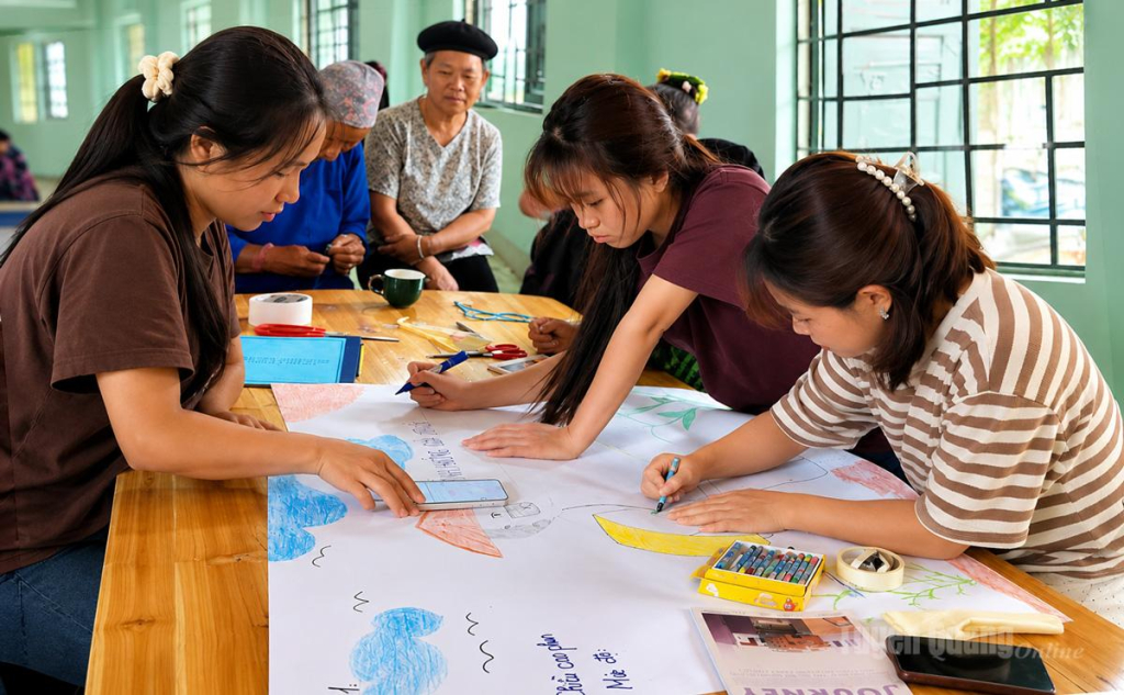 Người dân Nghĩa Thuận tham gia lớp huấn luyện IPHM  trên cây lúa.
