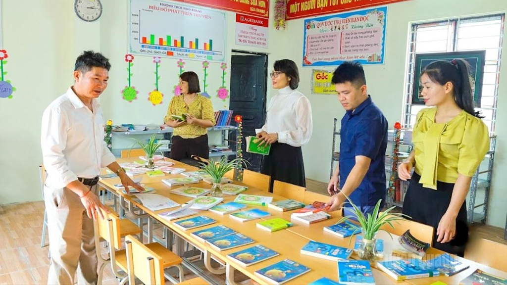 Giáo viên Trường THCS Vinh Quang, xã Hoàng Su Phì rà soát cơ sở vật chất, phục vụ phương án sáp nhập thành Trường THCS&THPT Hoàng Su Phì.