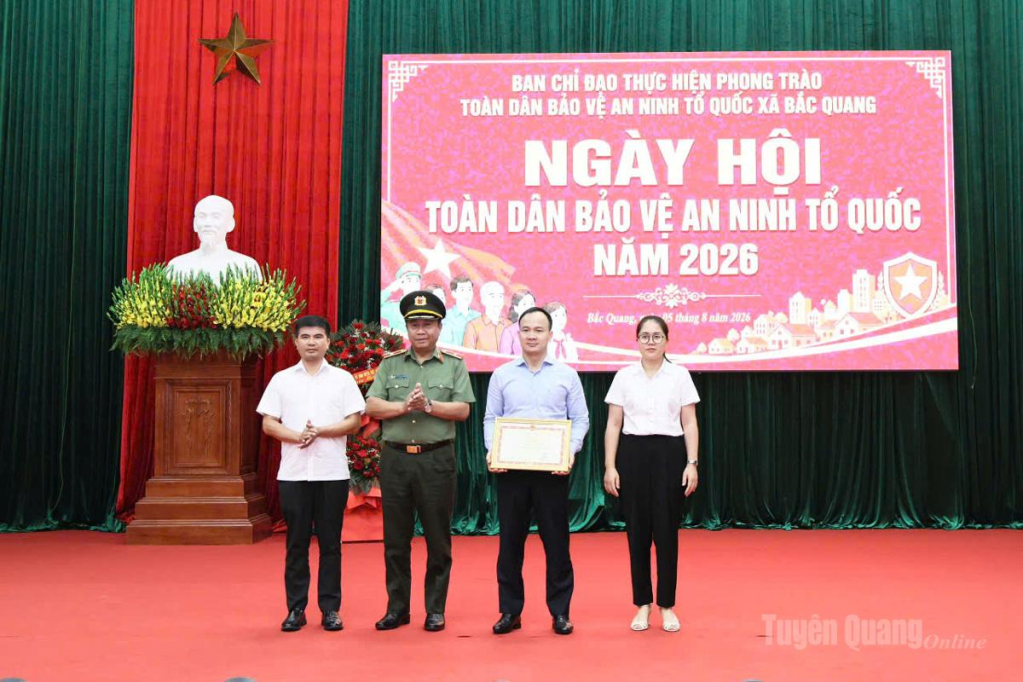 Thừa ủy quyền của Bộ Công an, Giám đốc Công an tỉnh Nguyễn Đức Thuận trao Bằng khen cho xã Bắc Quang.