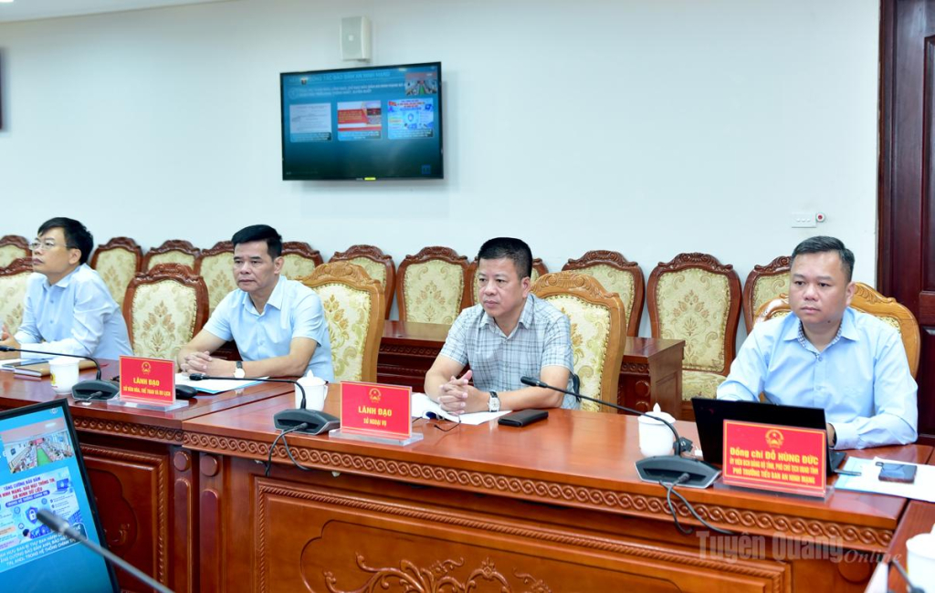 Phó Chủ tịch UBND tỉnh, Phó trưởng Tiểu ban An ninh mạng tỉnh Đỗ Hùng Đức và các đại biểu dự phiên họp.