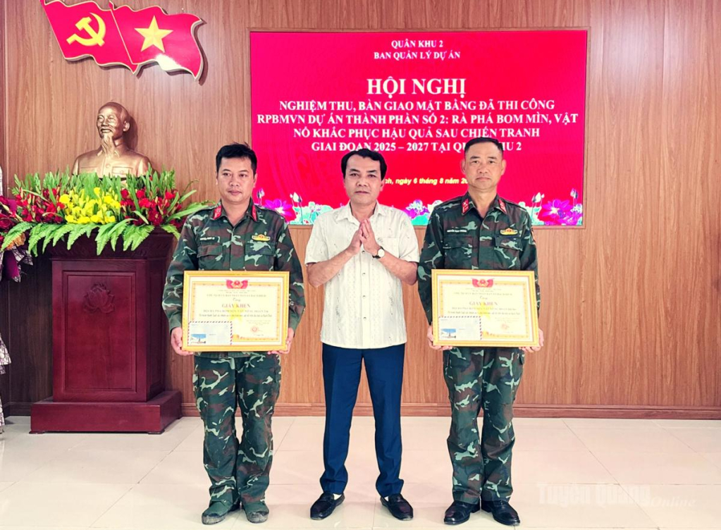 Lãnh đạo UBND xã Bạch Đích trao tặng Giấy khen cho Sư đoàn 316 và Sư đoàn 304 đã hoàn thành xuất sắc nhiệm vụ rà phá bom mìn, vật nổ.