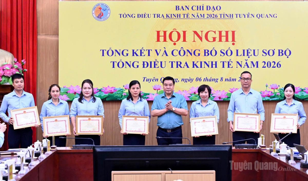 Đồng chí Hoàng Gia Long, Uỷ viên Ban Thường vụ Tỉnh ủy, Phó Chủ tịch UBND tỉnh, Trưởng ban Chỉ đạo trao Bằng khen cho các tập thể, cá nhân.