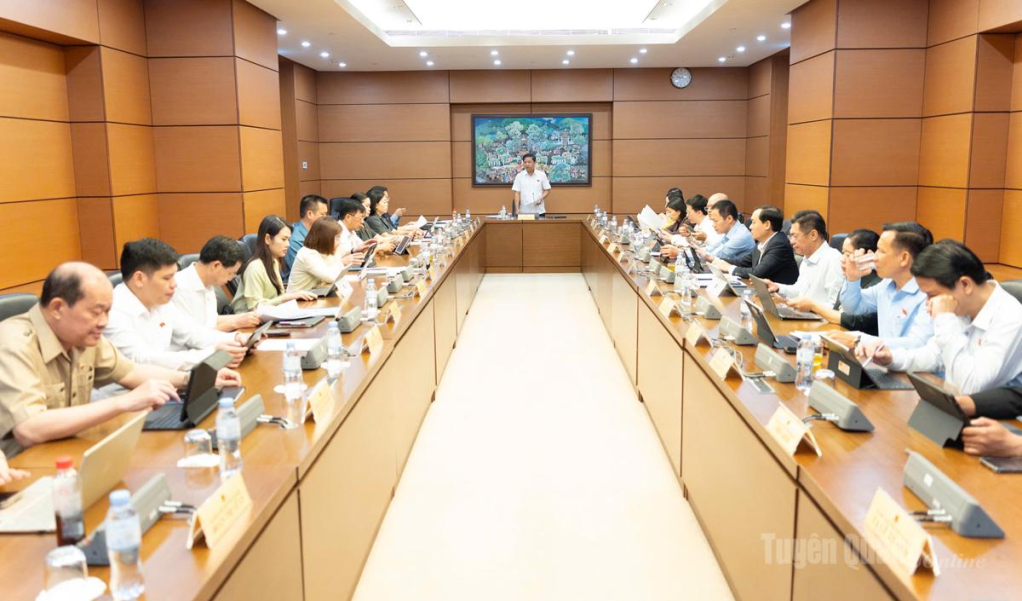 Quang cảnh phiên họp Tổ  số 16 sáng ngày 6-8.