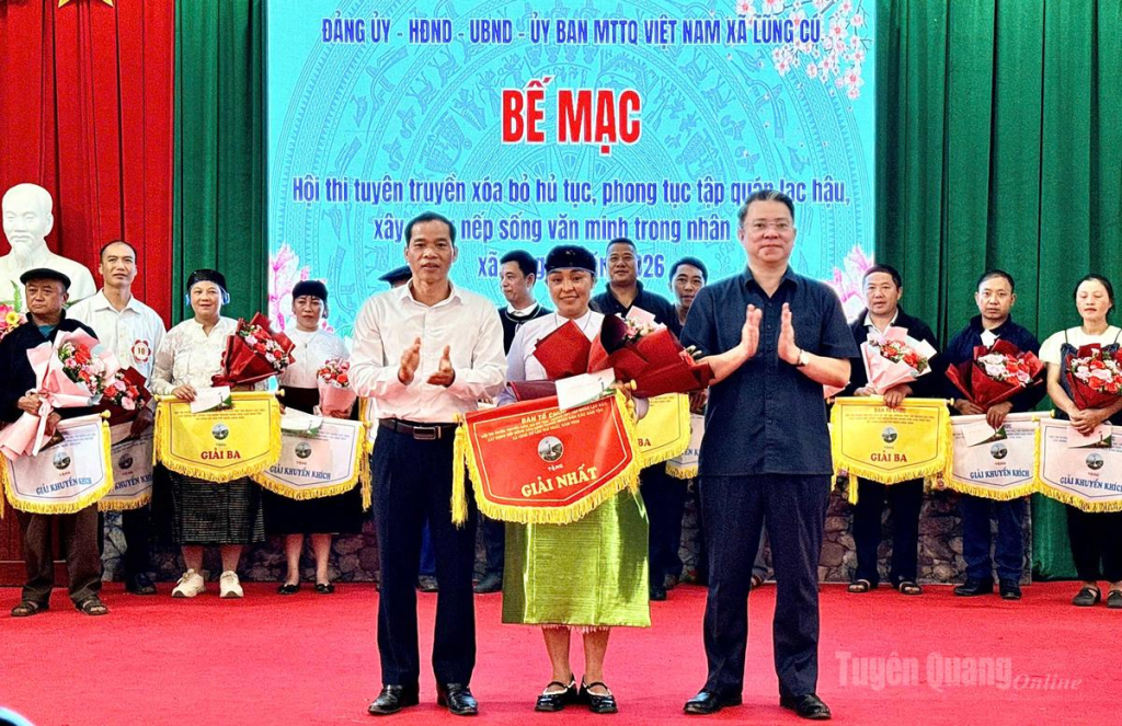 Đồng chí Trần Mạnh Lợi trao giải Nhất cho đội thi đến từ thôn Lũng Táo.