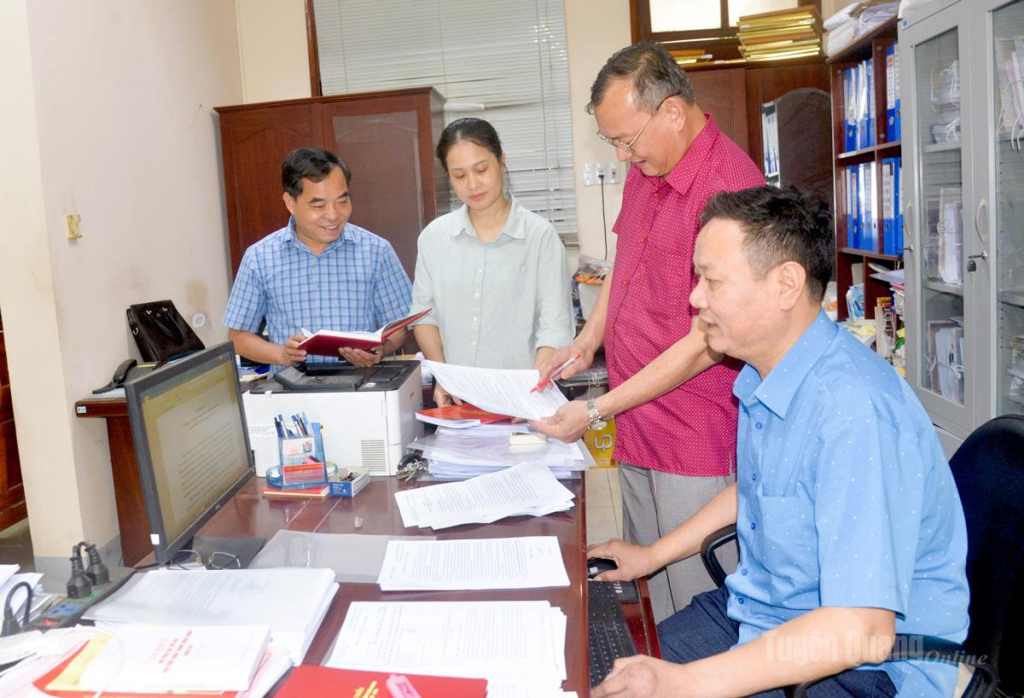 Cán bộ phòng chuyên môn  thuộc Ban Tổ chức Tỉnh ủy nghiên cứu, tham mưu các  giải pháp hoàn thiện tiêu chí đánh giá cán bộ.