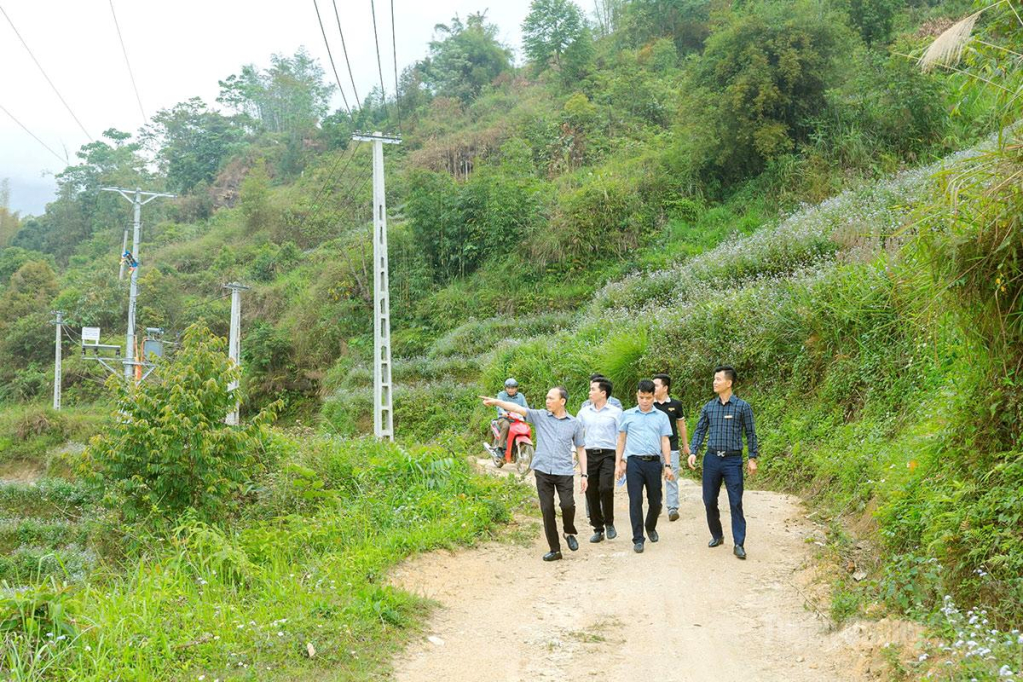 Lãnh đạo Sở Dân tộc và Tôn giáo cùng đoàn công tác kiểm tra, khảo sát công trình điện tại xã Nấm Dẩn.