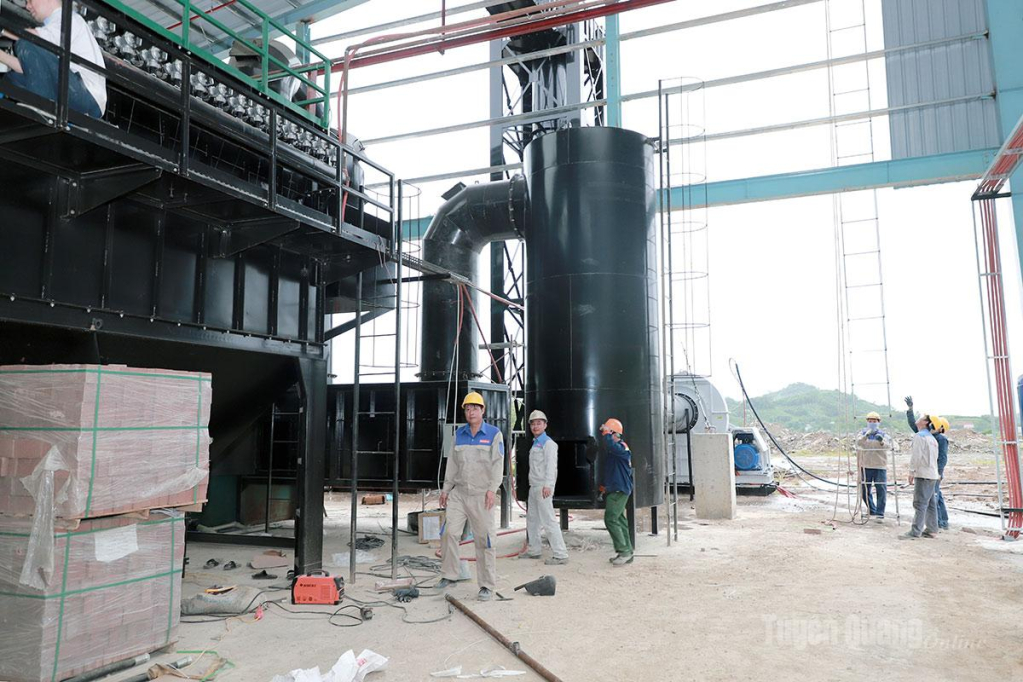Nhà máy xử lý rác thải của Công ty Cổ phần công nghệ môi trường HM Group trên địa bàn  xã Nhữ Khê đang được đẩy nhanh tiến độ xây dựng.