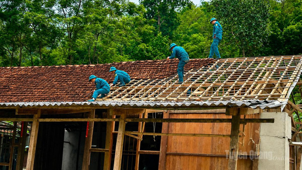 Lực lượng dân quân tự vệ xã Kiên Đài hỗ trợ người dân xóa nhà tạm.