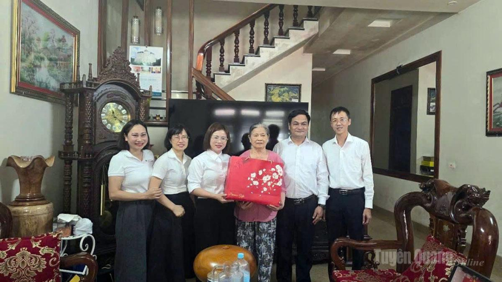 Lãnh đạo Agribank Chi nhánh Tuyên Quang thăm, tặng quà gia đình chính sách trên địa bàn tỉnh.