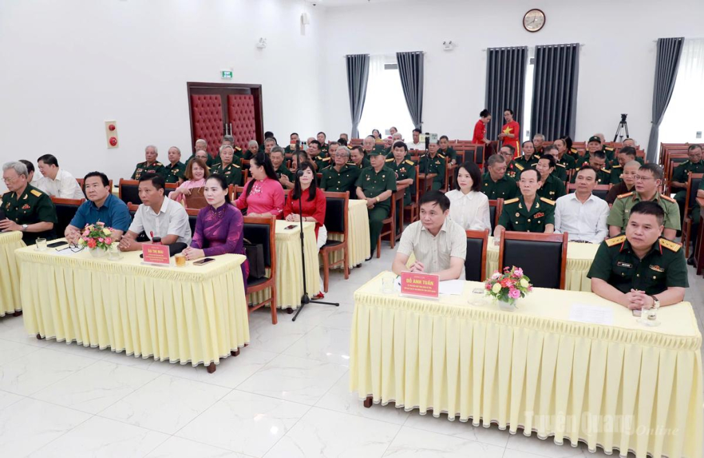 Phó Chủ tịch UBND tỉnh Đỗ Anh Tuấn cùng các đại biểu dự buổi gặp mặt.