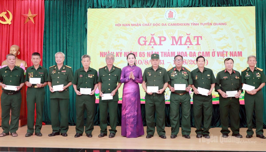 Phó Chủ tịch Ủy ban MTTQ Việt Nam tỉnh, Chủ tịch Hội LHPN tỉnh Âu Thị Mai tặng quà các hội viên.