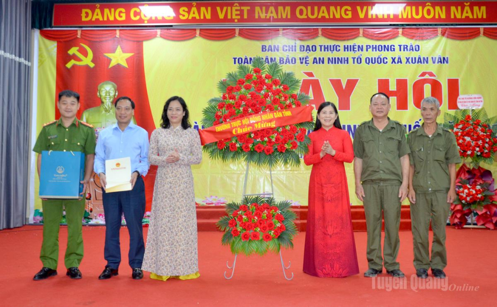 Đồng chí Phó Chủ tịch HĐND tỉnh Lê Thị Thanh Trà tặng hoa chúc mừng Đảng bộ, chính quyền và nhân dân xã Xuân Vân.