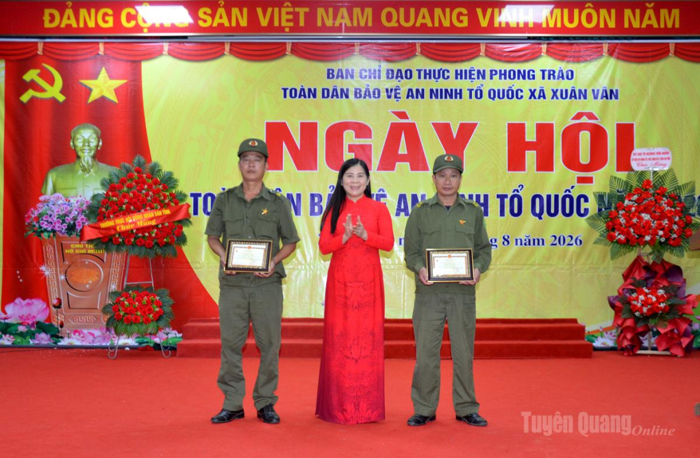 Thừa ủy quyền của Bộ trưởng Bộ Công an, đồng chí Lê Thị Thanh Trà trao Kỷ niệm chương “Vì an ninh Tổ quốc” cho 2 cá nhân có thành tích xuất sắc trong phong trào Toàn dân bảo vệ an ninh Tổ quốc xã Xuân Vân.