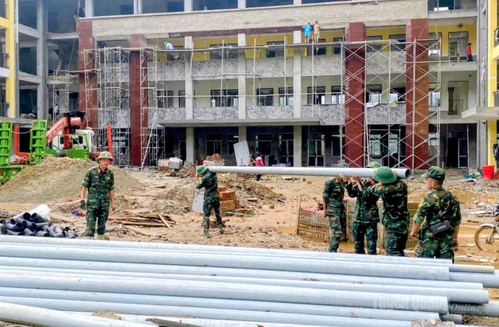 Cán bộ, chiến sĩ Bộ CHQS tỉnh hỗ trợ xây dựng Trường Phổ thông nội trú liên cấp Tiểu học và THCS Pà Vầy Sủ.