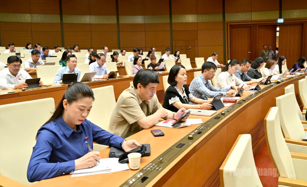 Đoàn ĐBQH tỉnh Tuyên Quang khóa XVI dự phiên họp toàn thể tại hội trường.