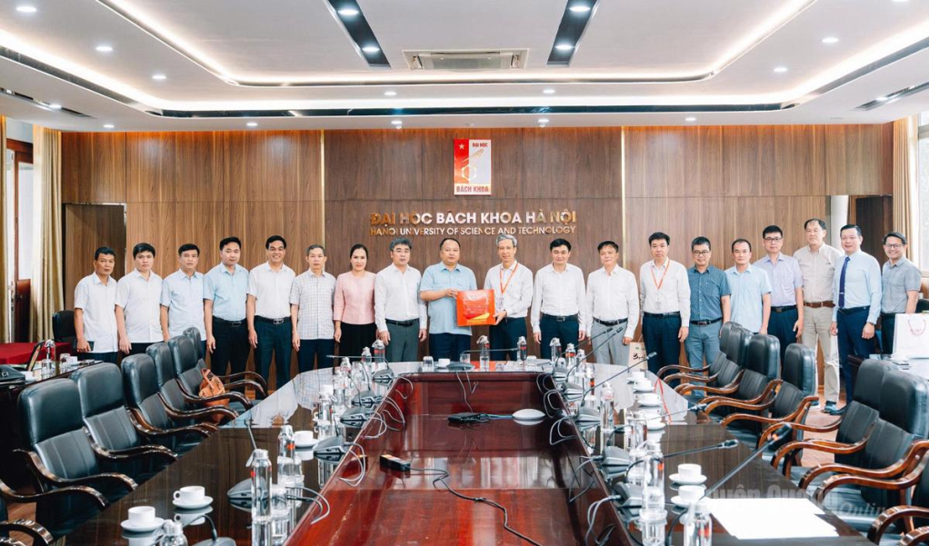 Chủ tịch UBND tỉnh Phan Huy Ngọc tặng sản phẩm OCOP của tỉnh cho Đại học Bách khoa Hà Nội.