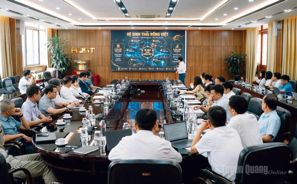 Đại diện Đại học Bách khoa Hà Nội giới thiệu một số sản phẩm khoa học công nghệ đơn vị hỗ trợ các địa phương khác thực hiện.
