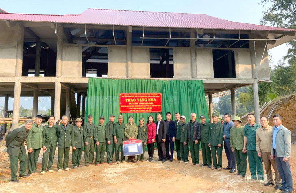 Hội Nạn nhân chất độc da cam/dioxin tỉnh Tuyên Quang phối hợp với doanh nghiệp trao “Mái ấm tình người” cho gia đình ông Trần Trung Tấn, nạn nhân chất độc da cam/dioxin ở thôn Lèn, xã Việt Lâm.