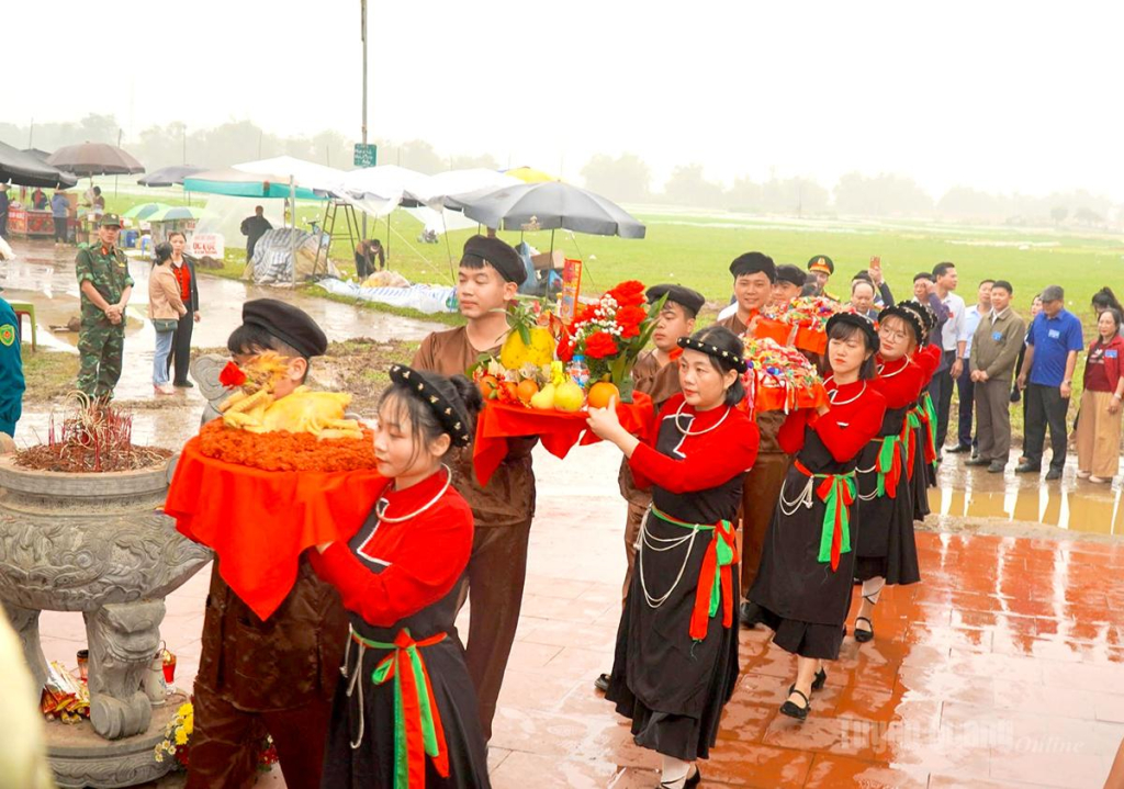 Dâng lễ trong Lễ hội Đình Giếng Tanh.