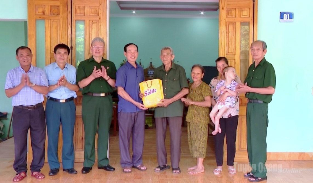 Hội Nạn nhân chất độc da cam/dioxin tỉnh tặng quà cựu chiến binh Nguyễn Văn Hòa, tổ 8, phường An Tường.