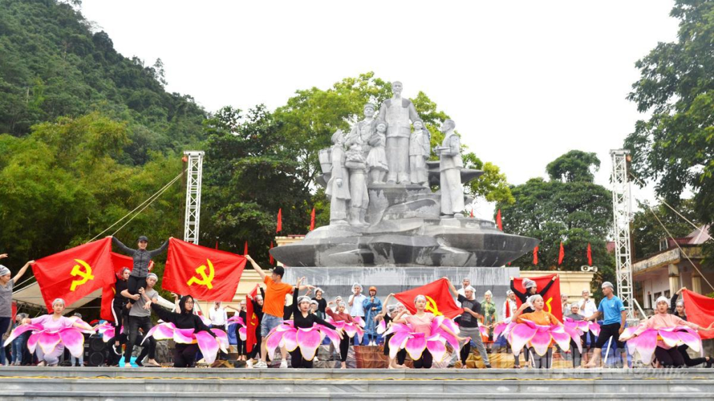 Tuổi trẻ phường Hà Giang 1 biểu diễn tiết mục ca ngợi đất nước hòa bình hôm nay.