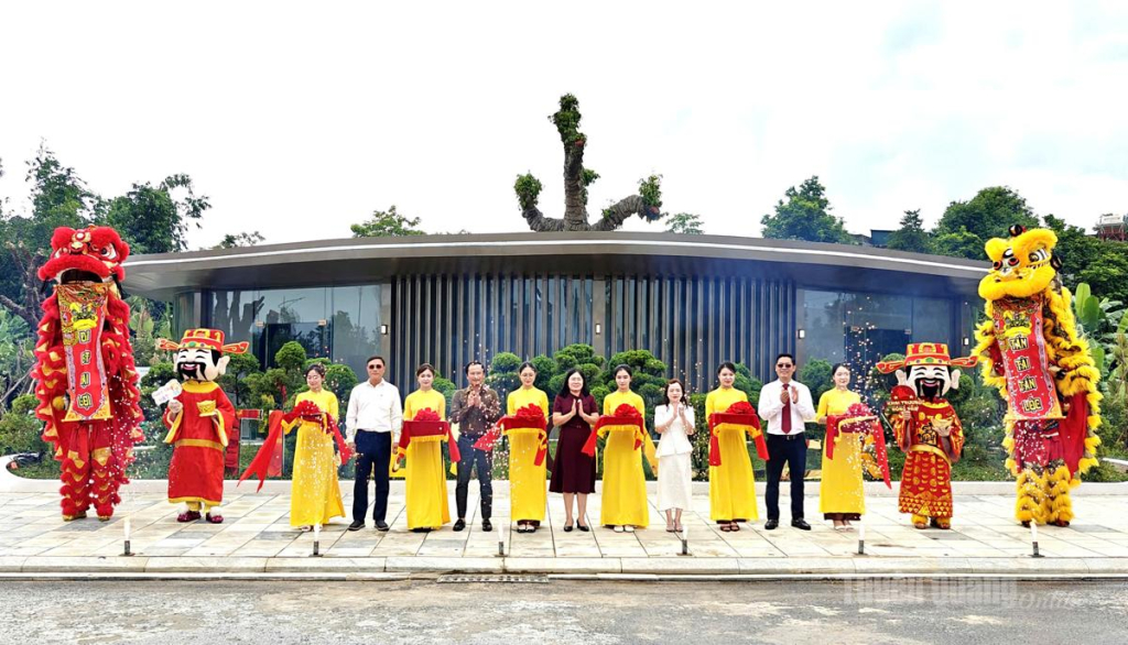 Nghi thức cắt băng khai trương Phòng Bán hàng dự án Khu đô thị Thời đại ven sông Times Riverside.