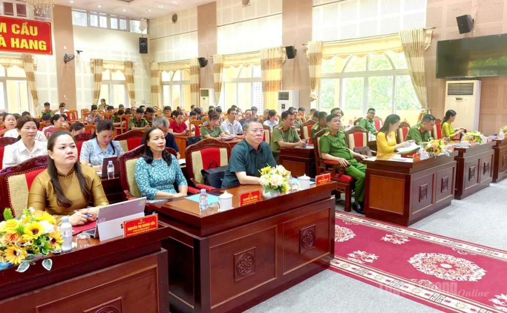 Đồng chí Trưởng ban Tuyên giáo và Dân vận Tỉnh ủy Trần Mạnh Lợi dự Ngày hội toàn dân bảo vệ an ninh Tổ quốc tại Nà Hang.