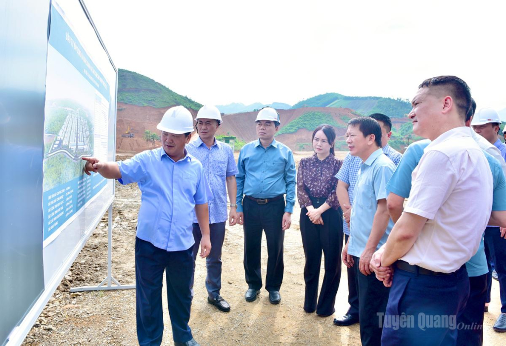 Bí thư Tỉnh ủy Hầu A Lềnh cùng đoàn công tác kiểm tra tiến độ thực hiện Dự án Cụm công nghiệp Phúc Ứng 2, Phúc Ứng 3, xã Sơn Dương.