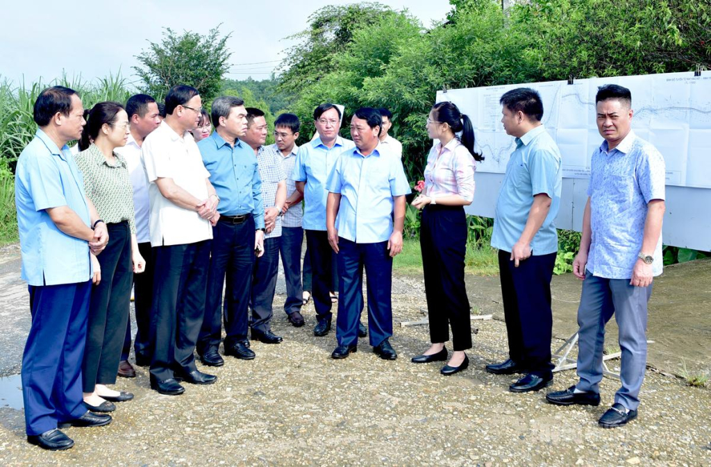 Đồng chí Bí thư Tỉnh ủy Hầu A Lềnh và đoàn công tác nghe báo cáo đề xuất đầu tư thực hiện dự án nâng cấp đường ĐH.02 Bình Yên - Lương Thiện, xã Minh Thanh.