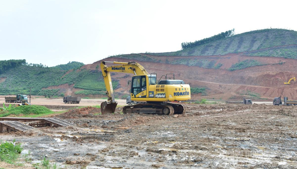 Đơn vị thi công huy động phương tiện, thiết bị, máy móc đẩy nhanh tiến độ xây dựng hạ tầng Cụm công nghiệp Phúc Ứng 2, Phúc Ứng 3, xã Sơn Dương.