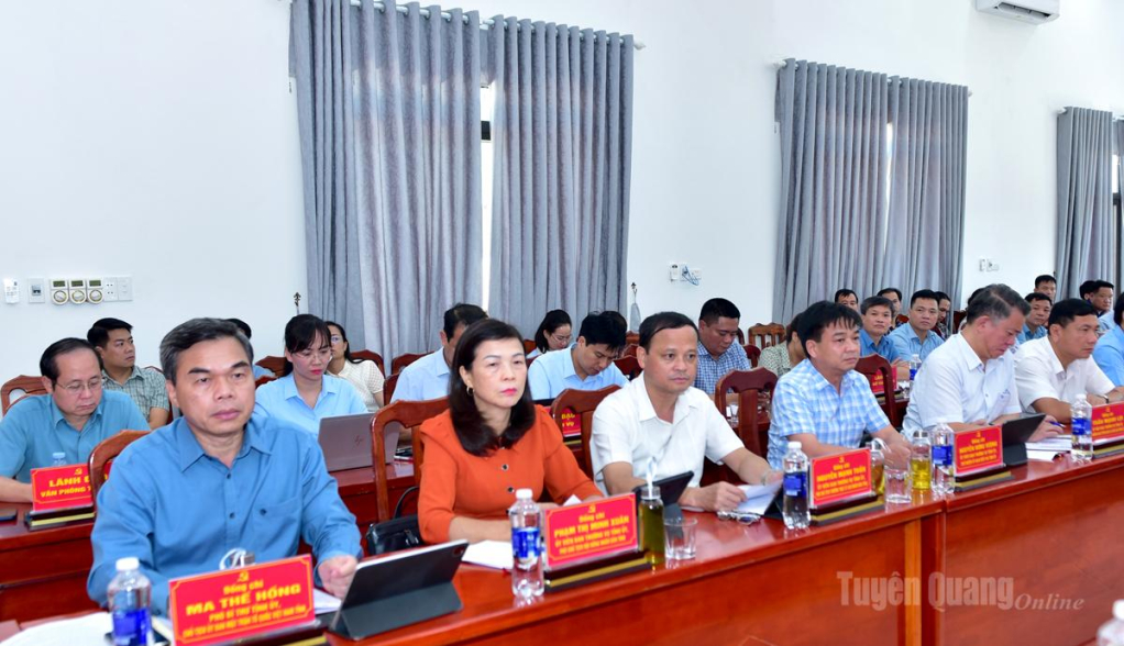 Phó Bí thư Tỉnh ủy, Chủ tịch Ủy ban MTTQ Việt Nam tỉnh Ma Thế Hồng và các đồng chí Uỷ viên Ban Thường vụ Tỉnh uỷ dự buổi làm việc.