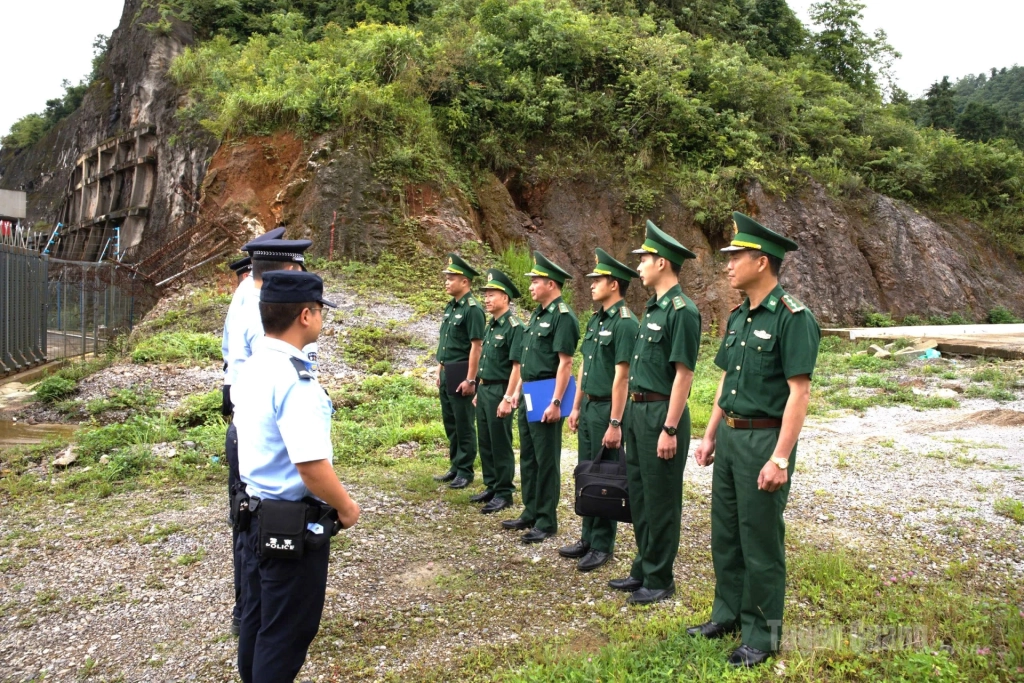 Bồ đội Biên phòng tỉnh Tuyên Quang trao đổi với lực lượng quản lý biên giới Trung Quốc tại khu vực biên giới, phối hợp xác ddingj hiện trường vụ án.