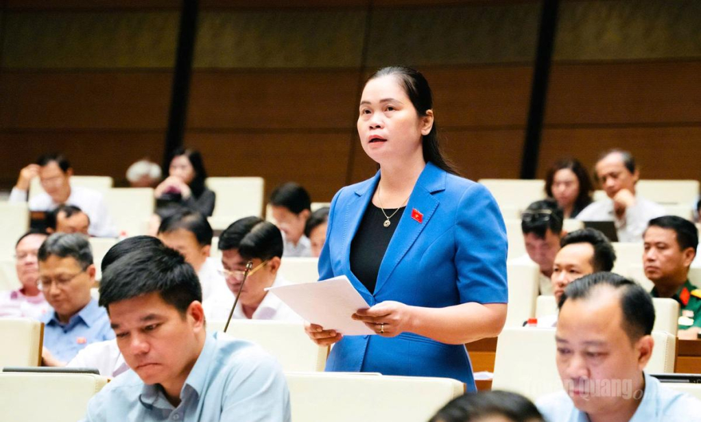 Đại biểu Ma Thị Thúy thảo luận tại hội trường.
