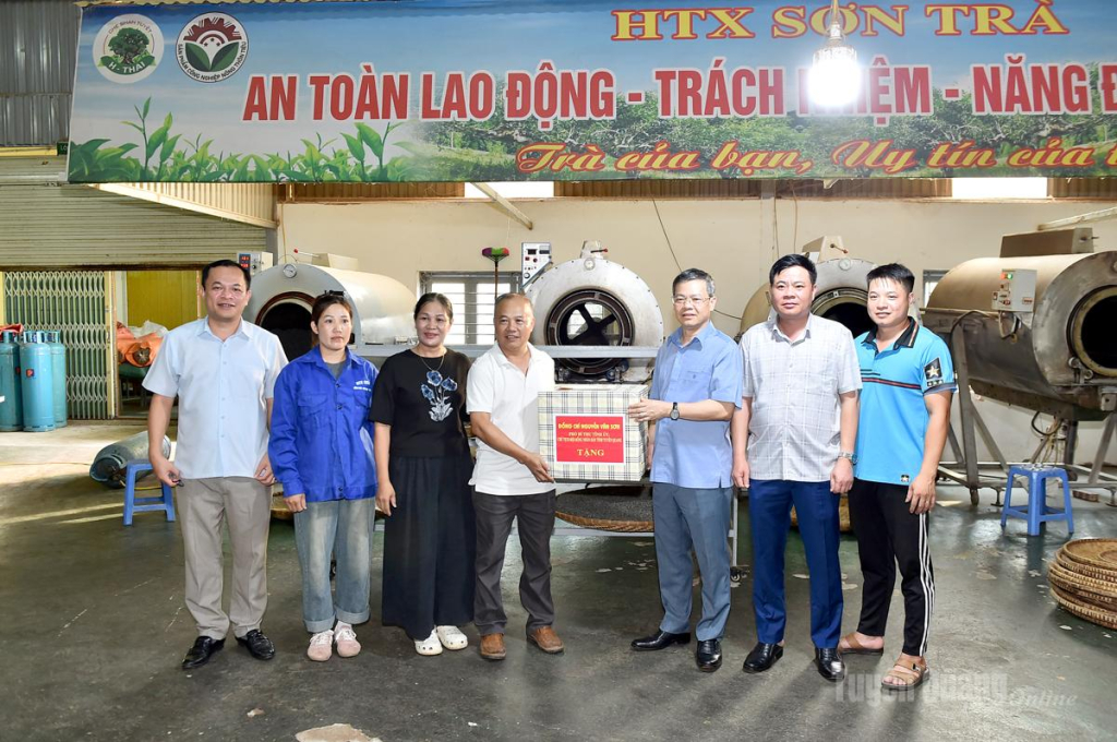 Chủ tịch HĐND tỉnh Nguyễn Văn Sơn tặng quà HTX Sơn Trà.