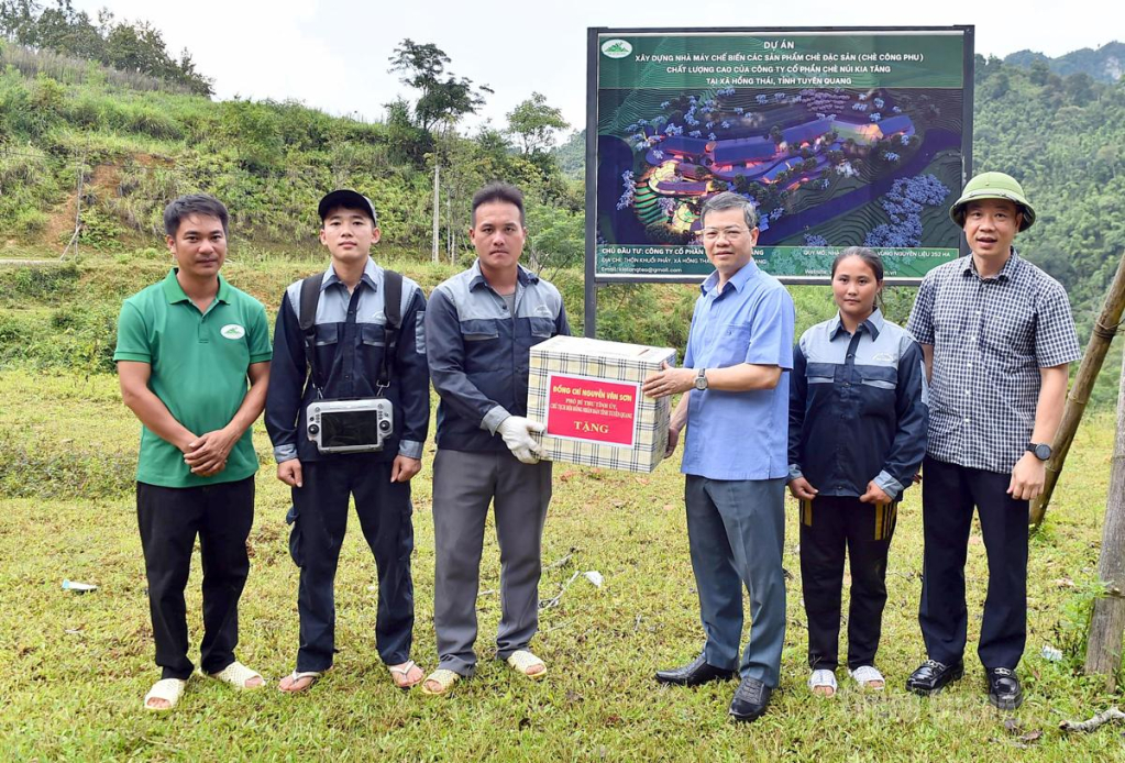 Đồng chí Chủ tịch HĐND tỉnh Nguyễn Văn Sơn tặng quà công nhân Công ty cổ phần Chè núi Kia Tăng.
