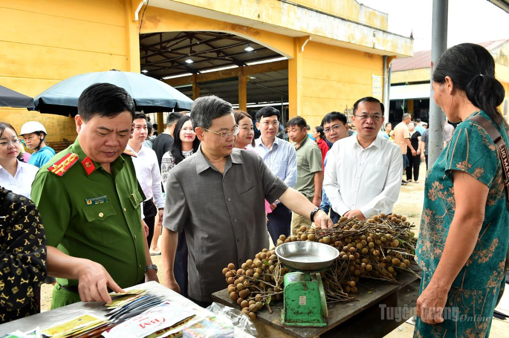 Chủ tịch HĐND tỉnh Nguyễn Văn Sơn tìm hiểu hoạt động buôn bán của người dân tại chợ Hồng Thái.