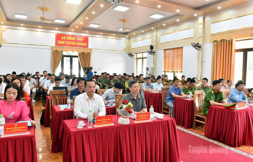 Đồng chí Chủ tịch HĐND tỉnh Nguyễn Văn Sơn và các đại biểu dự Ngày hội toàn dân bảo vệ an ninh Tổ quốc xã Hồng Thái.