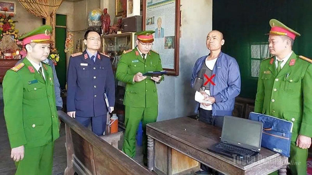 Cơ quan chức năng đọc lệnh bắt một đối tượng lợi dụng các quyền tự do dân chủ xâm phạm lợi ích của Nhà nước, quyền, lợi ích hợp pháp của tổ chức, cá nhân.  