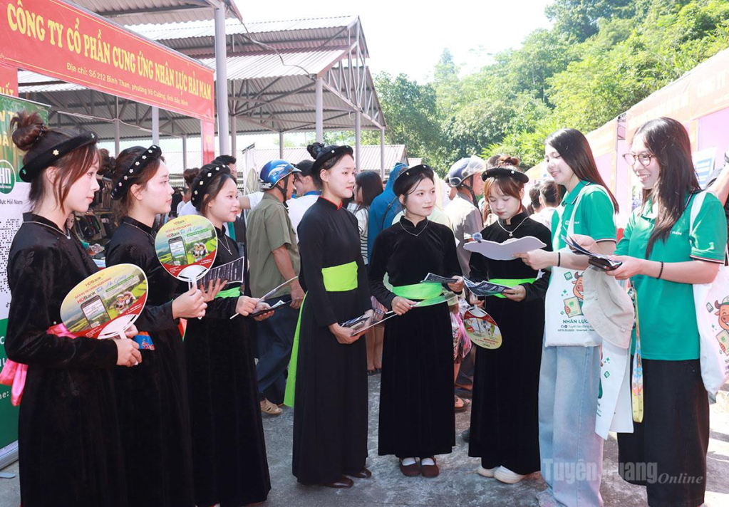 Các doanh nghiệp tư vấn việc làm cho người lao động xã Phú Linh.