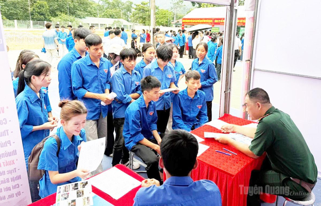 Đông đảo đoàn viên, thanh niên xã Thanh Thủy tham gia Hội chợ việc làm.