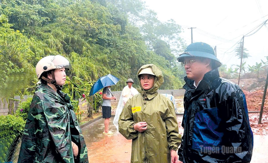 Đồng chí Đỗ Diên Hiếu (bên phải), Chủ tịch UBND xã Xuân Giang kiểm tra tình hình mưa lũ trên địa bàn xã  ngày 3-8-2026.                                                                                                                           Bài, ảnh: Trang Tâm