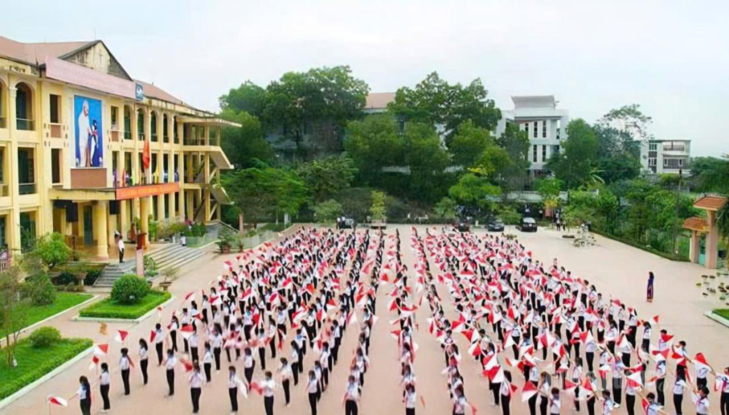 Sau sắp xếp, phường Minh Xuân giảm 13 trường mầm non, tiểu học, THCS công lập. Trong ảnh: Giờ thể dục giữa giờ tại Trường THCS  Lê Quý Đôn, phường Minh Xuân.