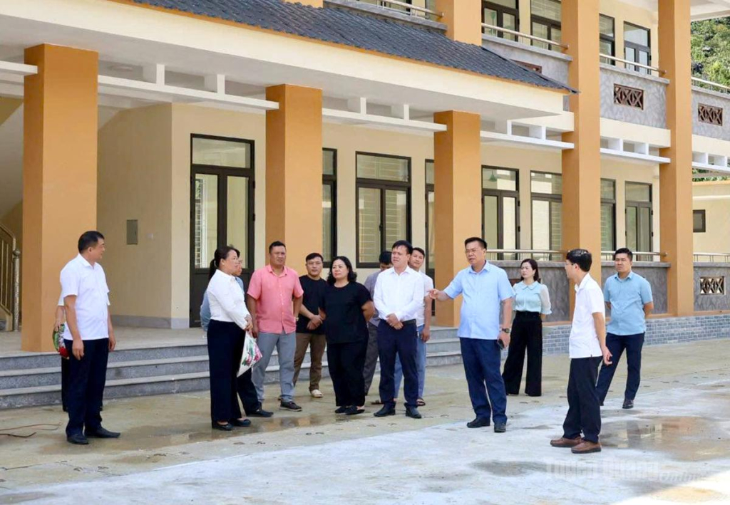 Lãnh đạo xã Đồng Văn kiểm tra công tác sắp xếp trường học trên địa bàn và cơ sở vật chất, trường lớp học chuẩn bị cho năm học mới. Ảnh: Dương Dìn