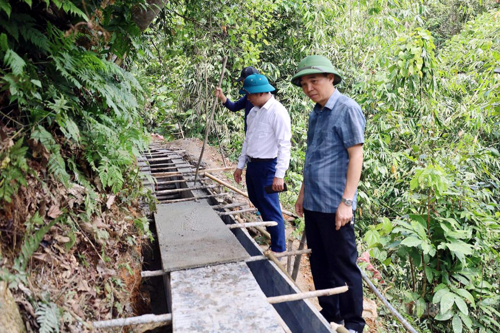 Lãnh đạo xã Bắc Mê kiểm tra tiến độ thi công, chất lượng công trình kênh mương tưới tiêu thôn Bản Noong