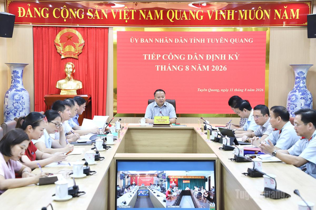 Chủ tịch UBND tỉnh Phan Huy Ngọc chủ trì buổi tiếp công dân.