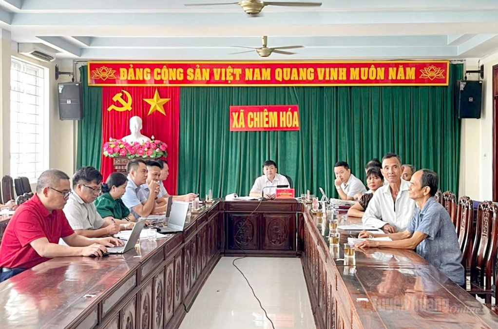 Các công dân và đại biểu tại điểm cầu xã Chiêm Hoá.