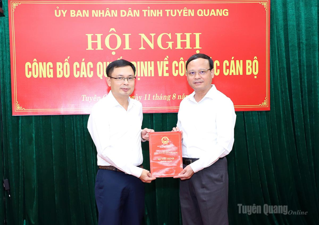 Phó Chủ tịch Thường trực UBND tỉnh Nguyễn Mạnh Tuấn trao Quyết định cho ông Phạm Anh Tuấn.