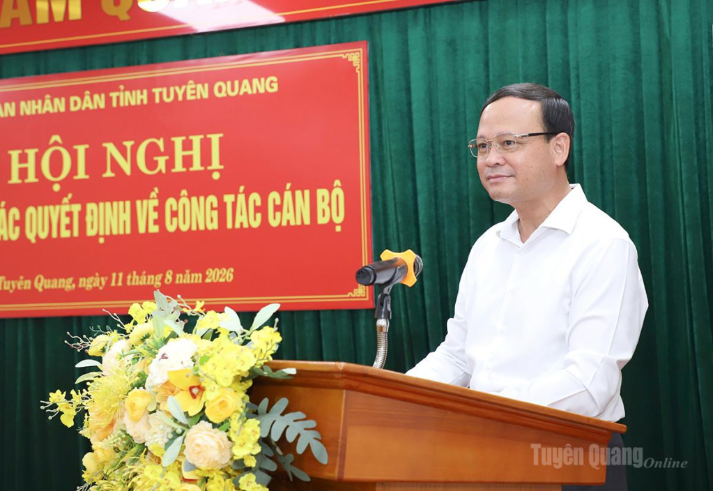 Đồng chí Phó Chủ tịch Thường trực UBND tỉnh Nguyễn Mạnh Tuấn phát biểu giao nhiệm vụ cho 2 đồng chí được điều động.