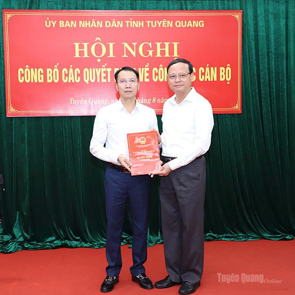 Phó Chủ tịch Thường trực UBND tỉnh Nguyễn Mạnh Tuấn trao Quyết định cho ông Nguyễn Ngọc Tháp.